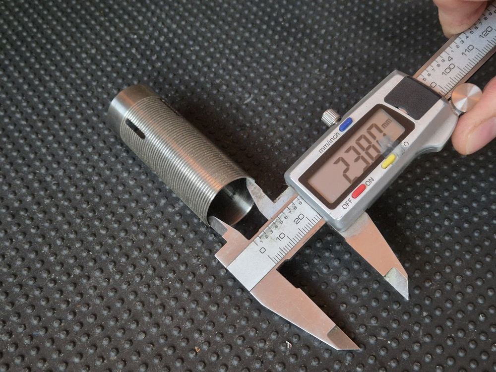 Messen des Zylinder-Innendurchmessers mit dem Messschieber: 23.80 mm