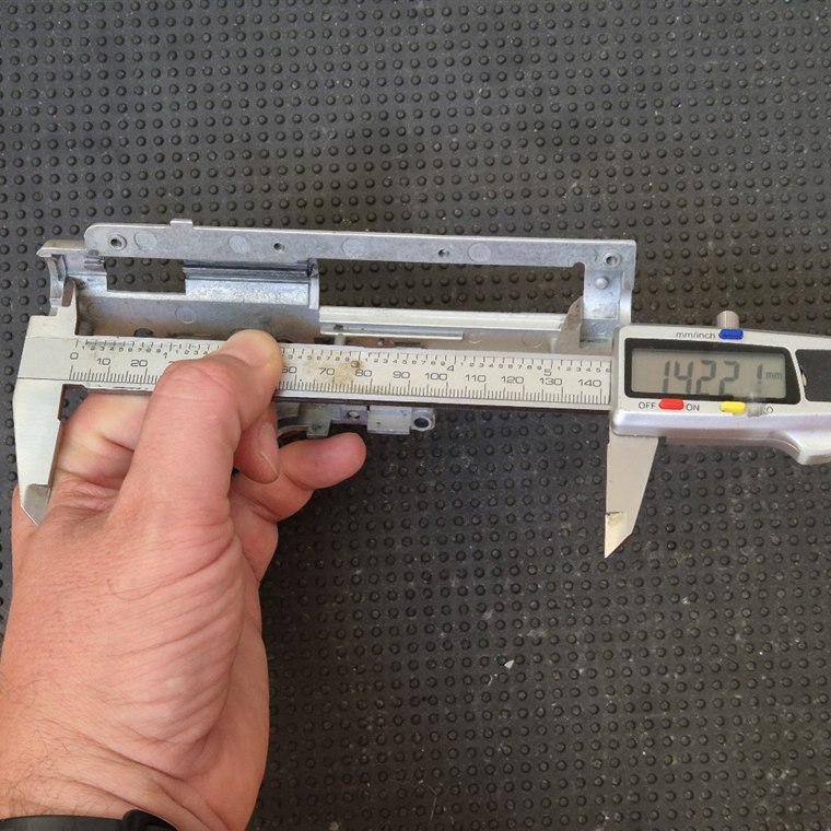 A gearbox belső hosszának mérése hosszú tolómérővel