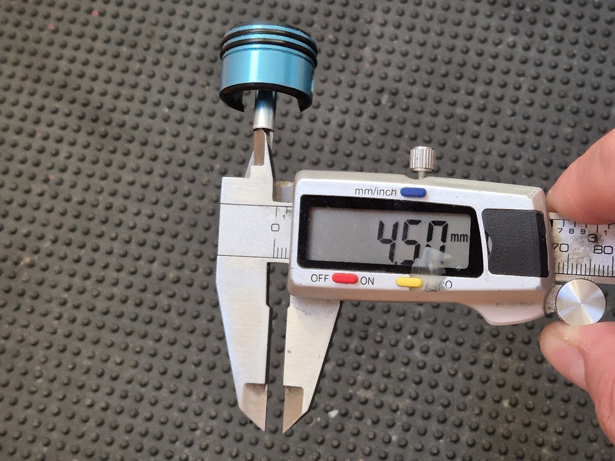 Measuring the inner bore of the cylinder head tube with the caliper inner jaws: 4.50 mm