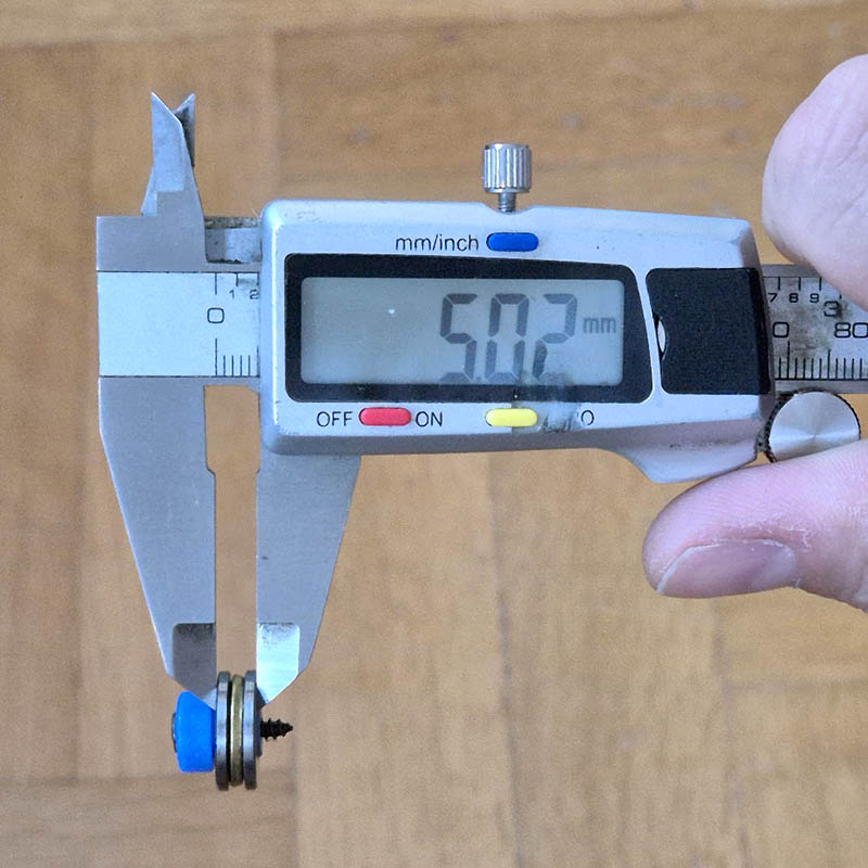 Measuring the piston head ball bearing thickness with calipers: 5.02 mm