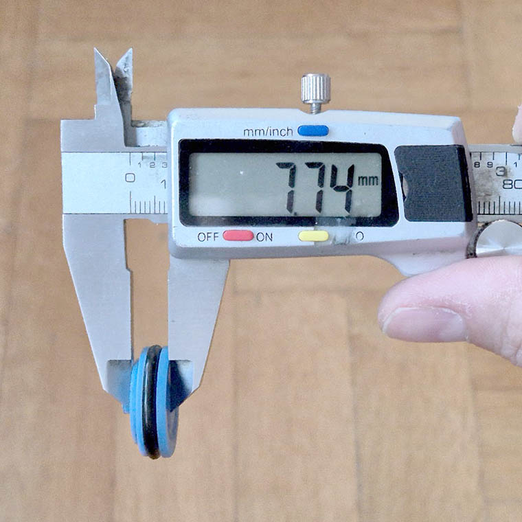 Measuring the piston head thickness with calipers: 7.74 mm